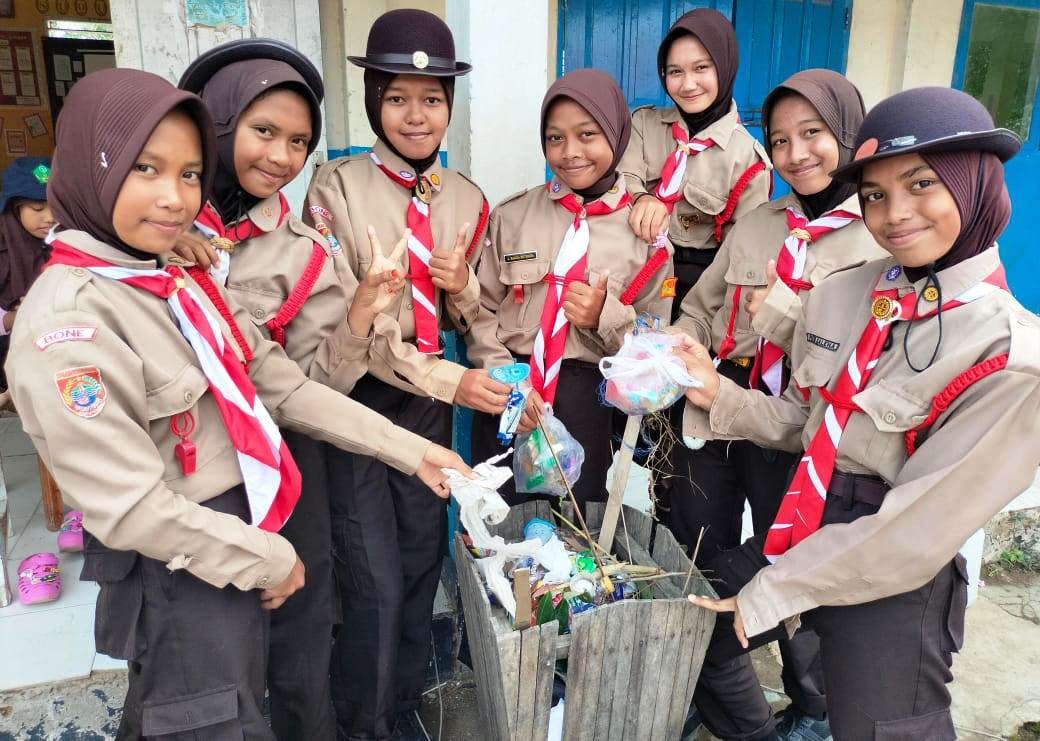 Pramuka SMPN 1 Patimpeng giat HPSN 2025: Sampahku, Tanggung Jawabku. Satu Aksi, Satu Perubahan.