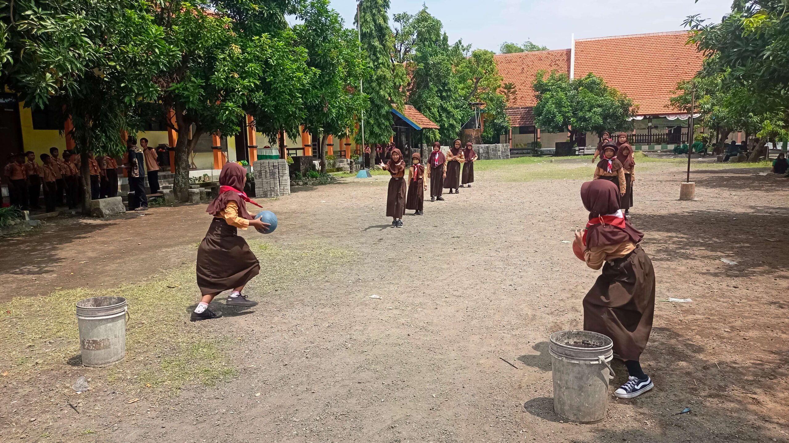 Serunya Lempar-Tangkap Bola dalam Pengisian Buku SKU Pramuka Siaga SDN Jemirahan