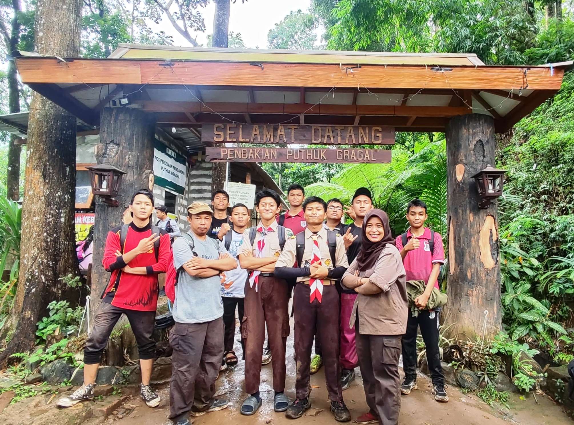 Terapkan Manajemen Risiko, Calon Laksana SMK Telkom Sidoarjo Taklukkan Puncak Puthuk Gragal