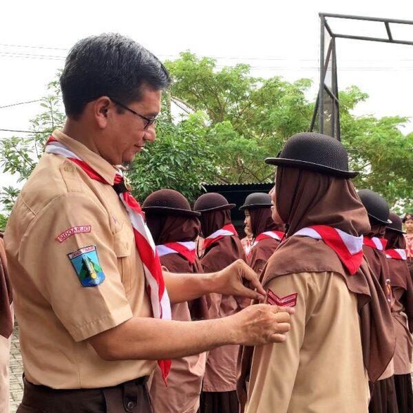 Bangkitkan Semangat Pramuka! SMP Nurul Fikri Lantik Penggalang Naik Tingkat