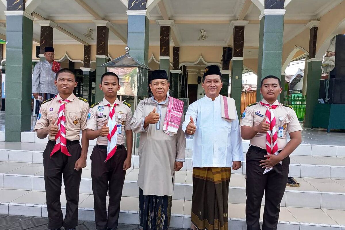Pramuka Penegak SMK Yahari Sukodono Tebar Kebaikan di Masjid Istiqomah Melalui Jumat Berkah