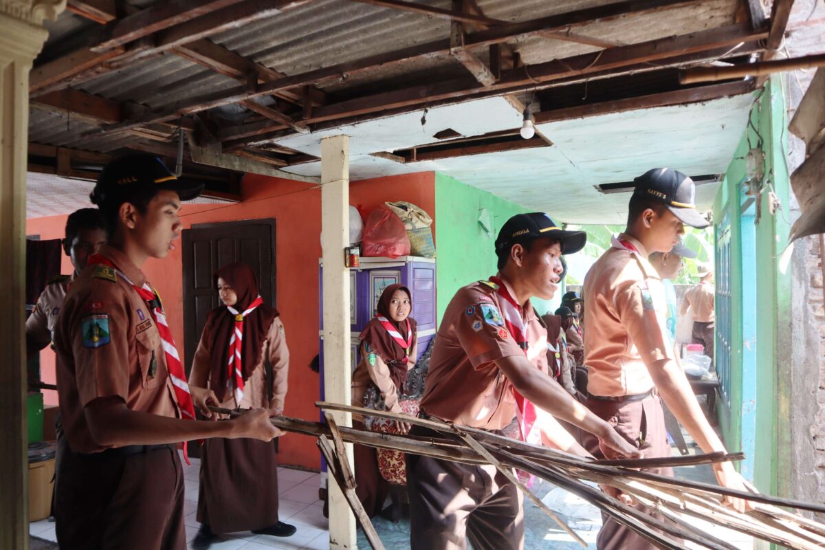 Perkemahan Wirakarya Daerah 2025 Zona Sidoarjo Resmi Dimulai dengan Aksi Sosial Pembongkaran RTLH