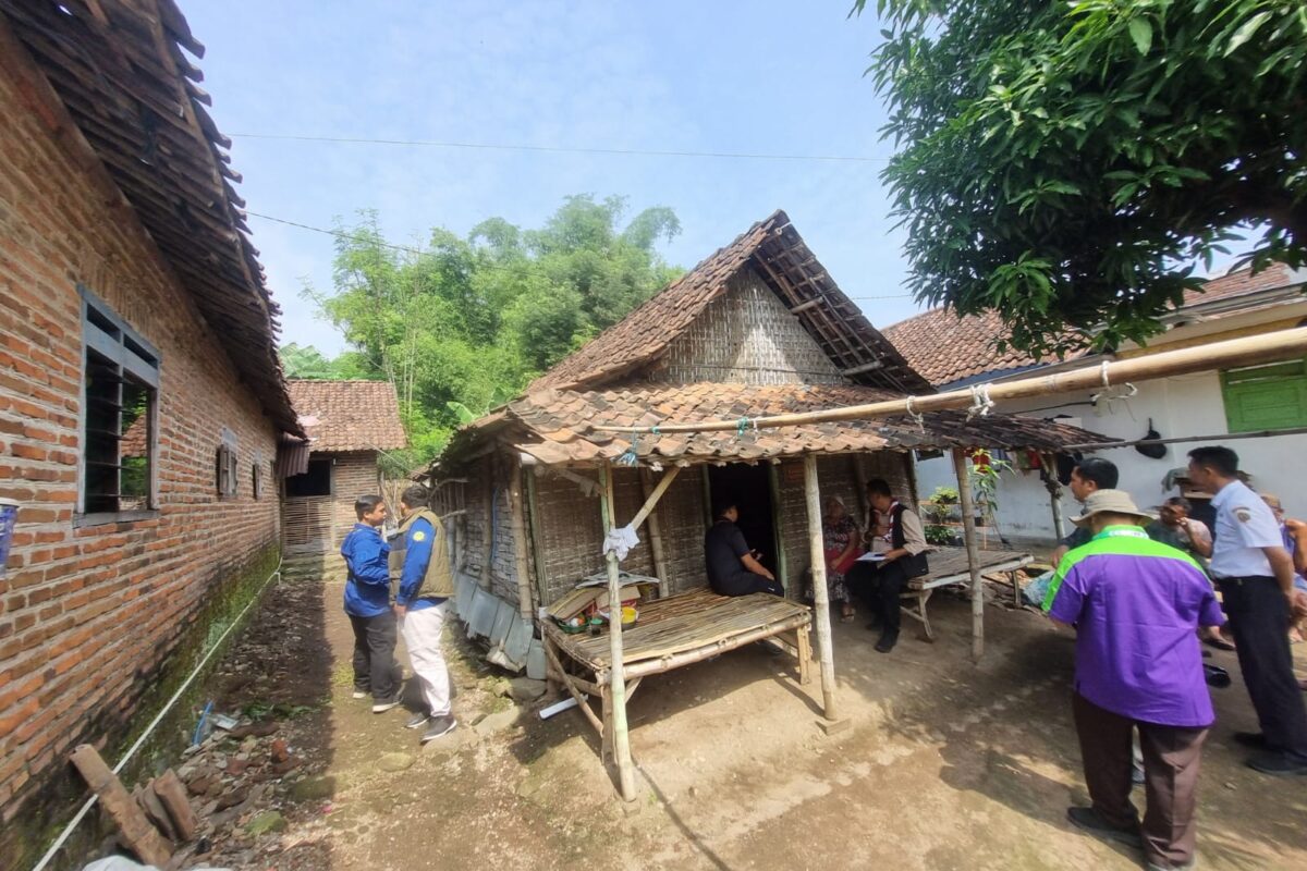 Syukur Haru & Bahagia, Janda Buruh Tani 65 Tahun Dapatkan Bantuan Pemugaran Rumah Dari Kwarda Jatim