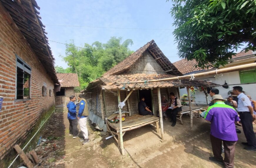 Syukur Haru & Bahagia, Janda Buruh Tani 65 Tahun Dapatkan Bantuan Pemugaran Rumah Dari Kwarda Jatim