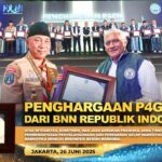 Ketua Kwarda Jatim Terima Penghargaan dari BNN, Serukan Pramuka Jawa Timur Jauhi Narkoba