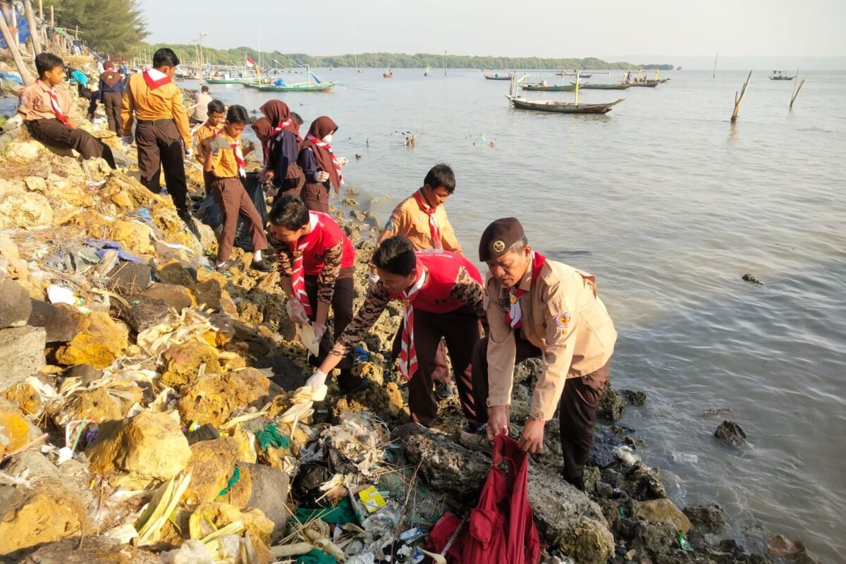Pramuka Surabaya Gerakkan Aksi Bersih Pantai, Wujud Nyata Cinta Alam