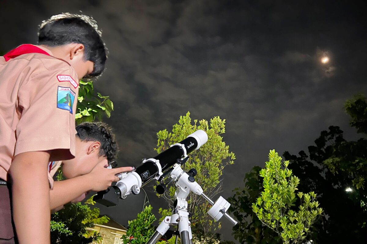 SMA Pembangunan Jaya 2 Sidoarjo Hadirkan Pengalaman Meneropong Bulan, Sambut Tamu Ambalan