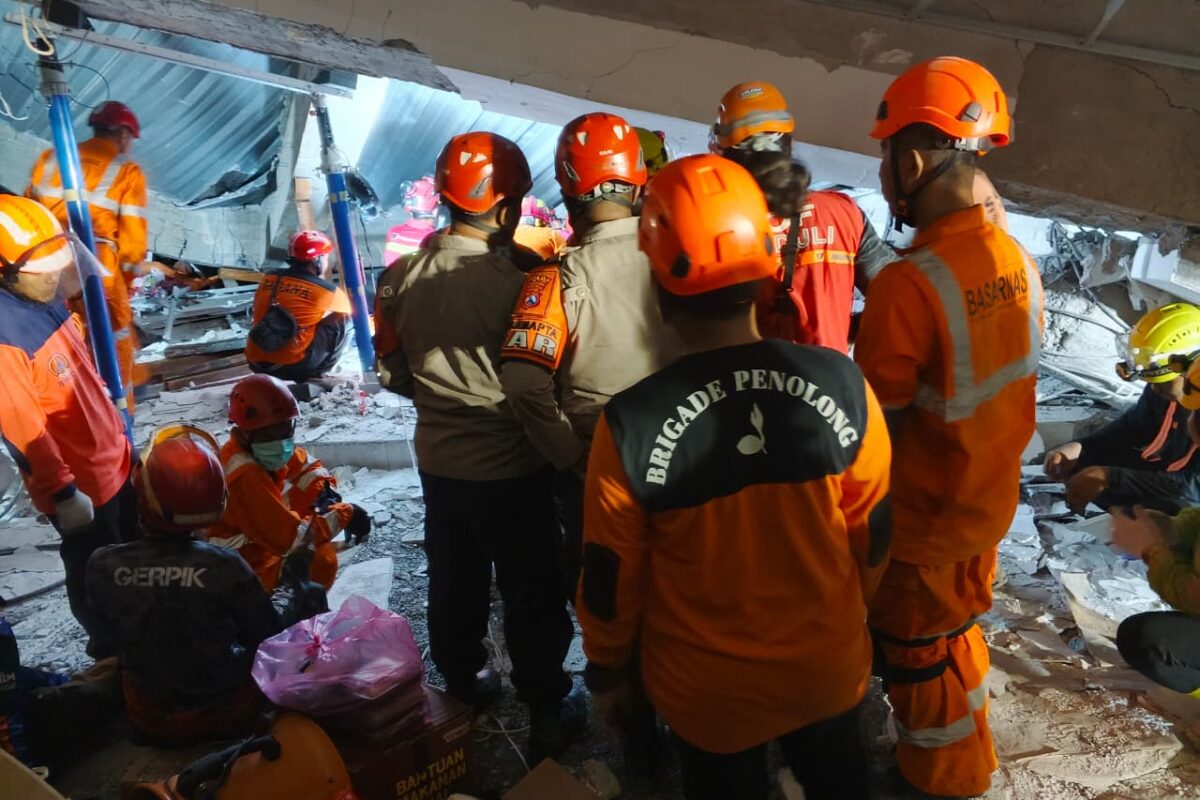 BP 1315 Pramuka Sidoarjo Bantu Proses Pencarian Korban Robohnya Masjid di Ponpes Al-Khoziny Buduran