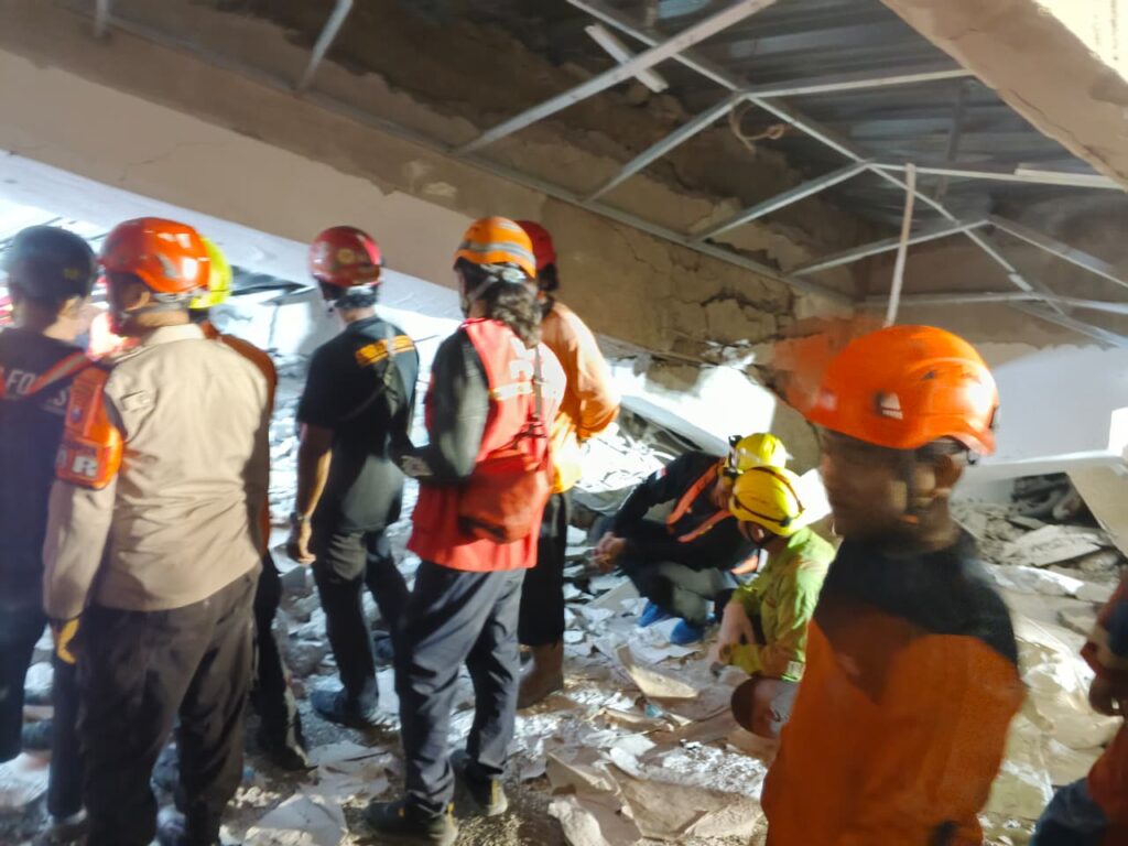 BP-1315-Al-Khoziny-3-1024x768 Sigap dan Tangguh, Pramuka Brigade Penolong 1315 Bantu Pencarian Korban Robohnya Masjid di Ponpes Al-Khoziny Buduran