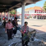 Pramuka Jatim Gotong Royong Bersihkan Sisa Kebakaran di Grahadi