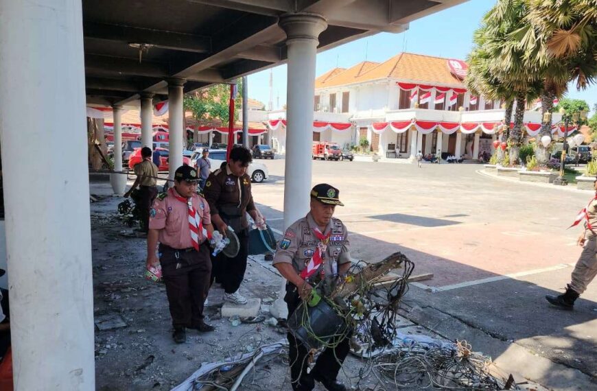 Pramuka Jatim Gotong Royong Bersihkan Sisa Kebakaran di…