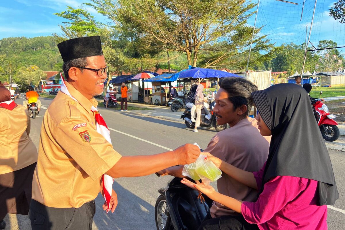 Kolaborasi Penuh Kepedulian, Ka Mabiran Harian dan Ka Kwarran Turun Langsung dalam Pembagian Takjil