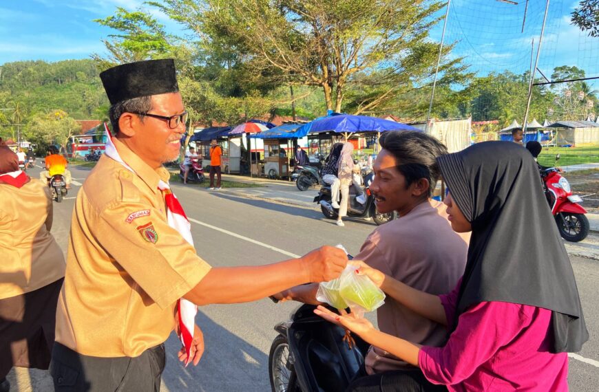 Kolaborasi Penuh Kepedulian, Ka Mabiran Harian dan Ka Kwarran Turun Langsung dalam Pembagian Takjil