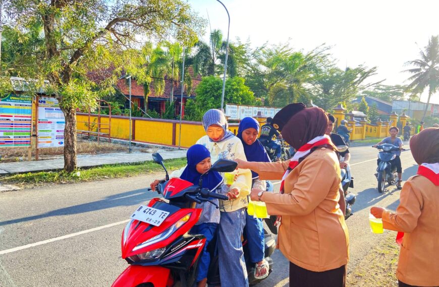 Semangat Berbagi di Ramadan, Pramuli Kwarran Purwojati Tebar Takjil di Sekitar Posko APP KBL