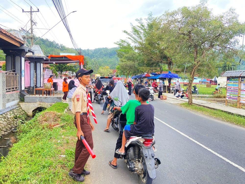 Pramuka Kwarran Purwojati Bantu Pengaturan Lalu Lintas Saat Pembagian Takjil di Sekitar Posko APP KBL