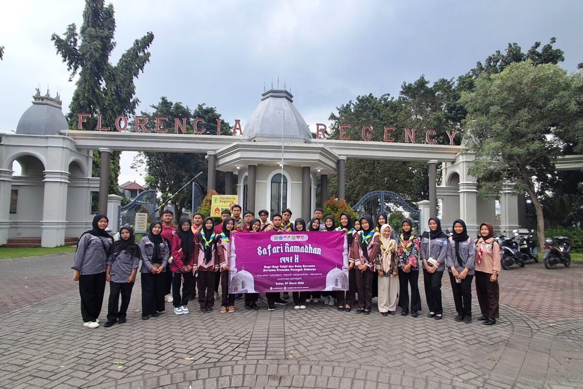 Berbagi Takjil, Puluhan Anggota Pramuka Penegak Sidoarjo Turun Jalan