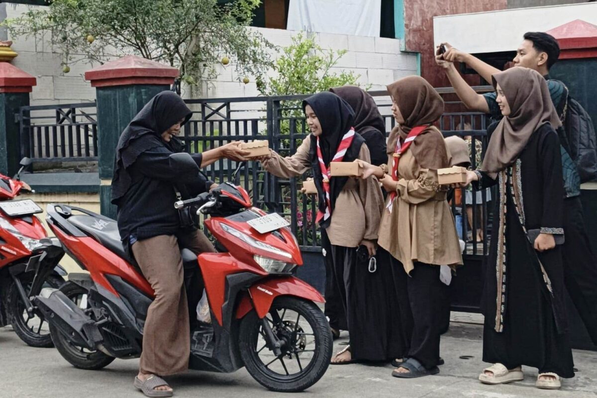 Bagi Takjil untuk Pengguna Jalan, Pramuka SMK YPM 3 Taman Turun ke Jalan