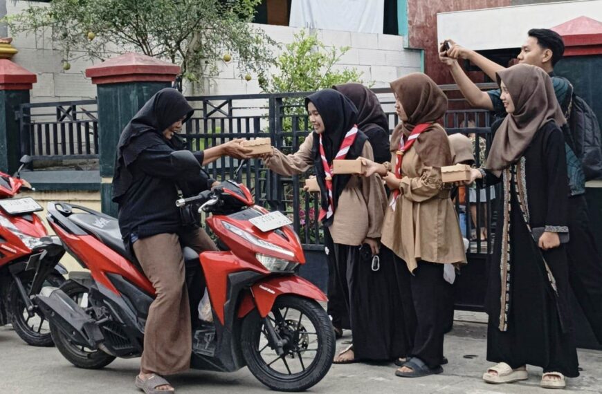 Bagi Takjil untuk Pengguna Jalan, Pramuka SMK YPM 3 Taman Turun ke Jalan