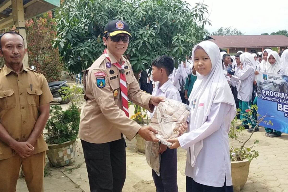 Kwarda Jatim Salurkan Bantuan 725 Seragam Pramuka untuk Pelajar Aceh Tamiang