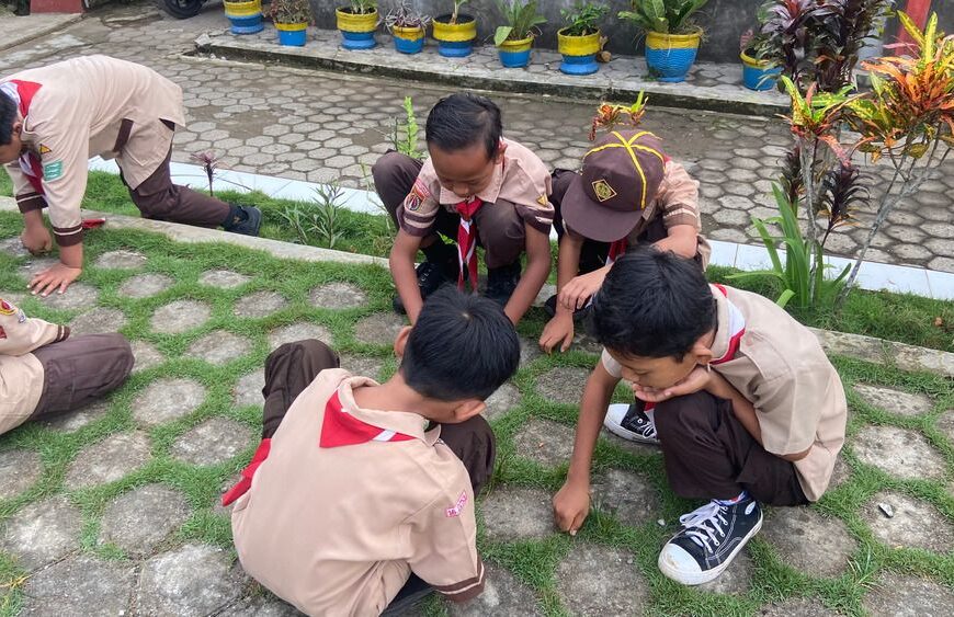 Peringati Hari Lingkungan Hidup Sedunia, Pramuka SDN 2 Karangmangu Gelar Edukasi Sampah dan Aksi Bersih Sekolah