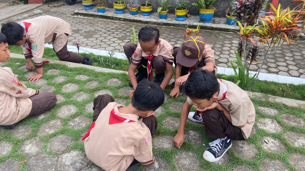 Peringati Hari Lingkungan Hidup Sedunia, Pramuka SDN 2 Karangmangu Gelar Edukasi Sampah dan Aksi Bersih Sekolah