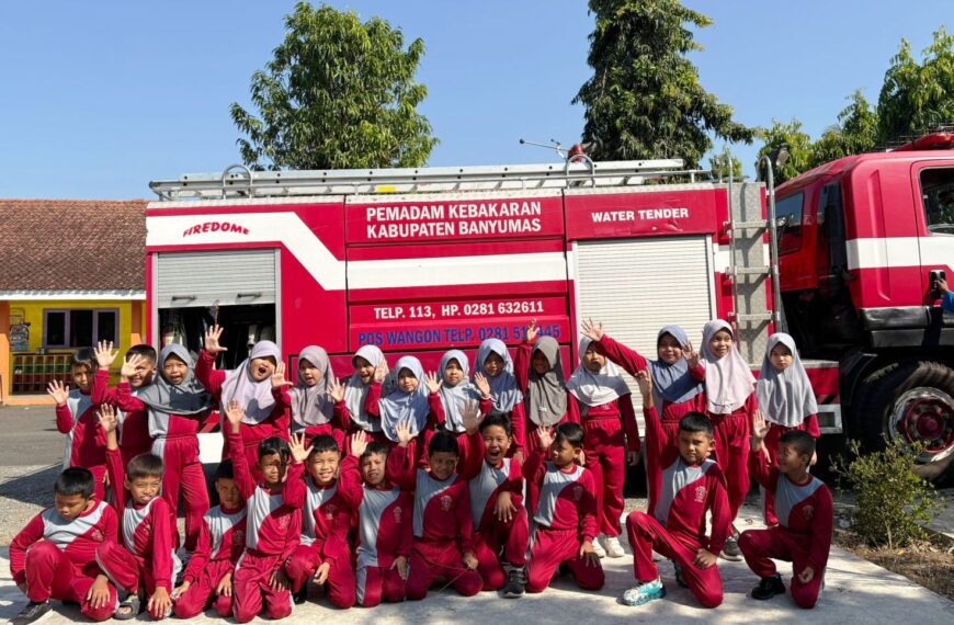 Edukasi Sejak Dini, Pramuli Kwarran Purwojati Bersama Damkar Banyumas Gelar Sosialisasi Tanggap Kebakaran di SDN Karangtalun Lor